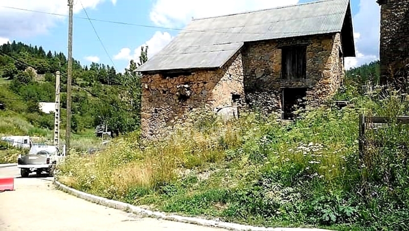Dpt Alpes Maritimes (06), à vendre ROUBION  Grange ancienne bergerie de 135 m² - Terrain de 300,00 m²