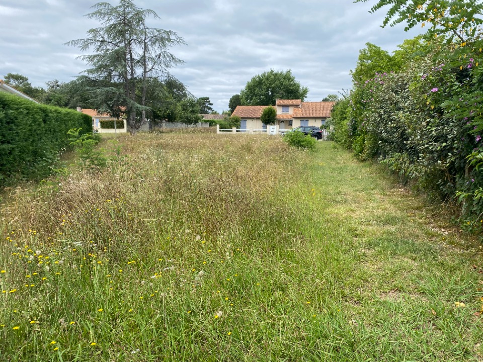 Terrain à partir de 350m² à Saint-Germain-du-Puch à Saint-Germain-du-Puch
